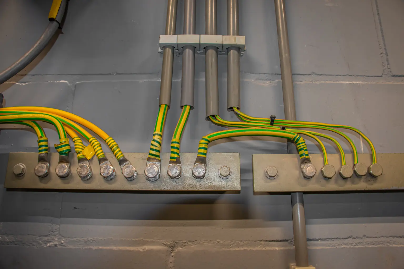 Électricien professionnel qualifié de l'équipe Renard & Fils réalisant une intervention sécurisée